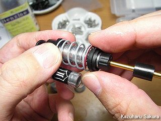Axial(アキシャル)・SCX10・ジープ ラングラー G6 製作記 ～ オイルダンパーの組み立て ～ スプリング安定用樹脂パーツの挿入